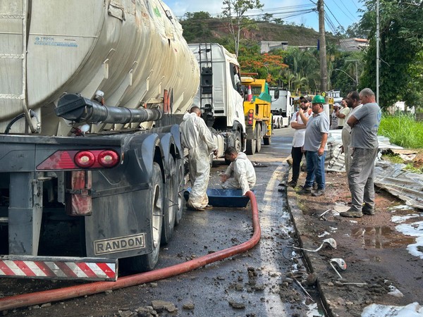 Caminhão-tanque é retirado da Estrada União e Indústria após acidente perto de Matias Barbosa