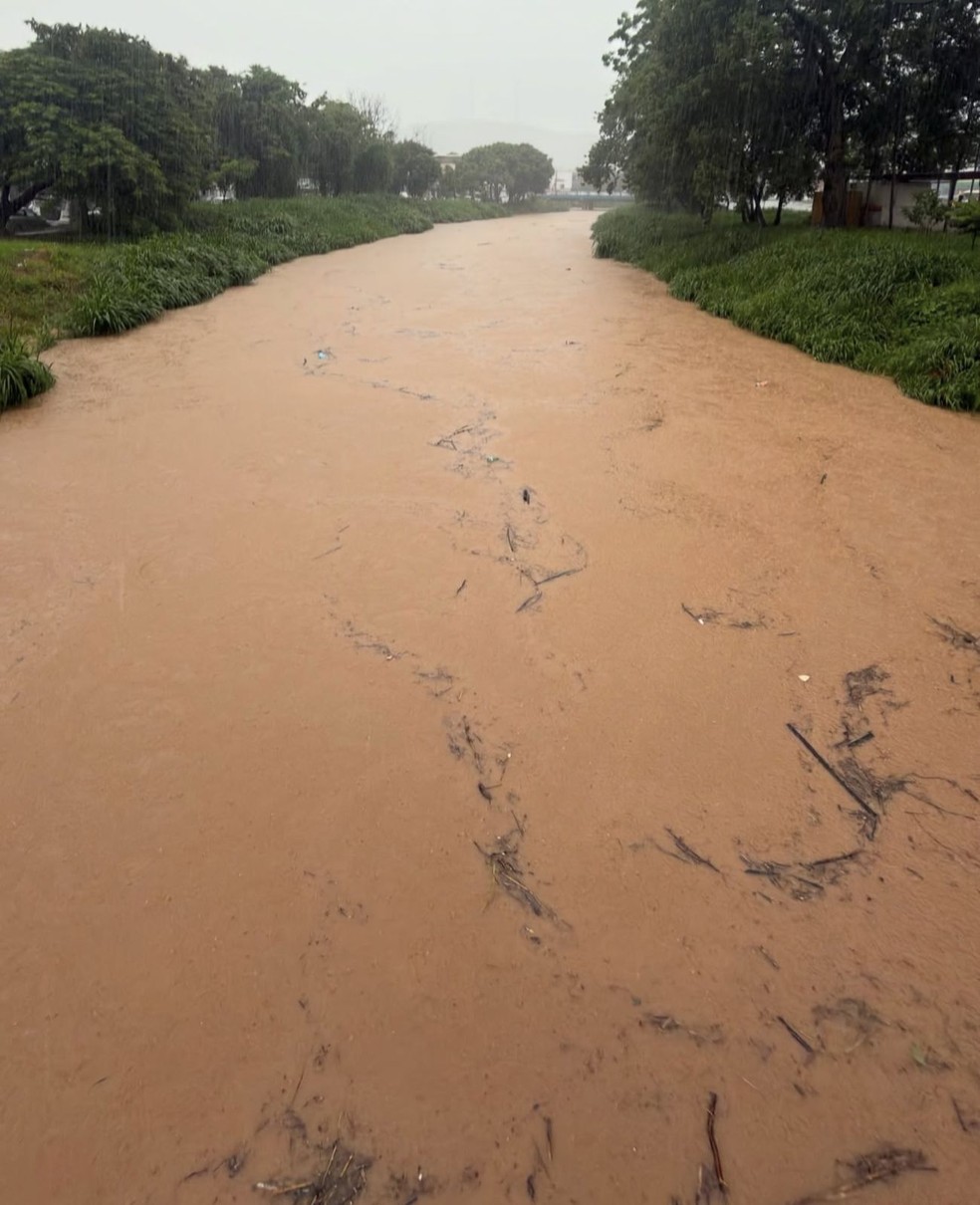 Chuva em Formiga causou transbordamento de rios em diversos pontos — Foto: Kelvin Mardem/Divulgação