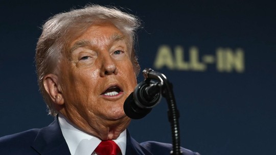 Do luxo dos campos de golfe aos protestos nas ruas: Trump visita Escócia sob recepção 'dividida'