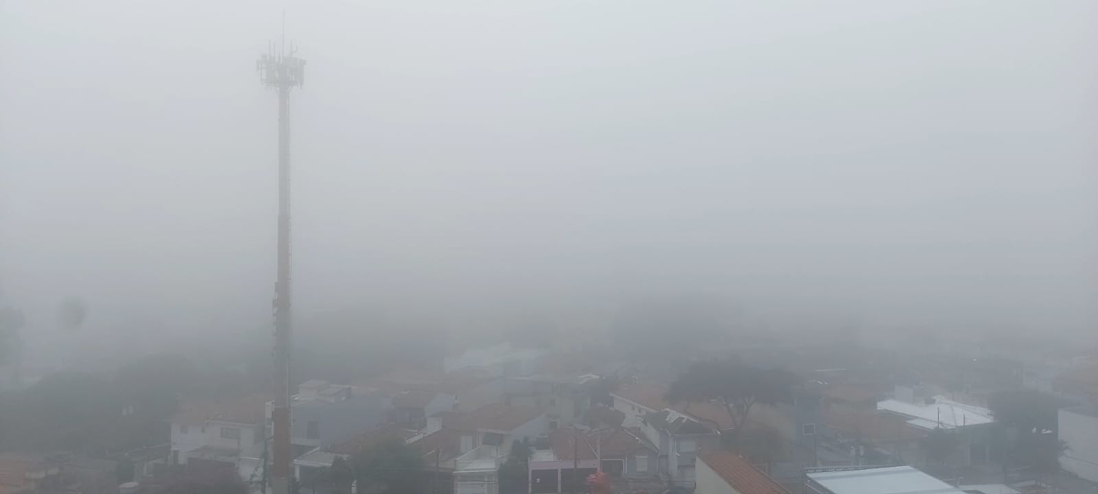 São Paulo amanhece sob forte nevoeiro neste sábado; temperaturas podem chegar até a 30°C durante o dia, diz CGE