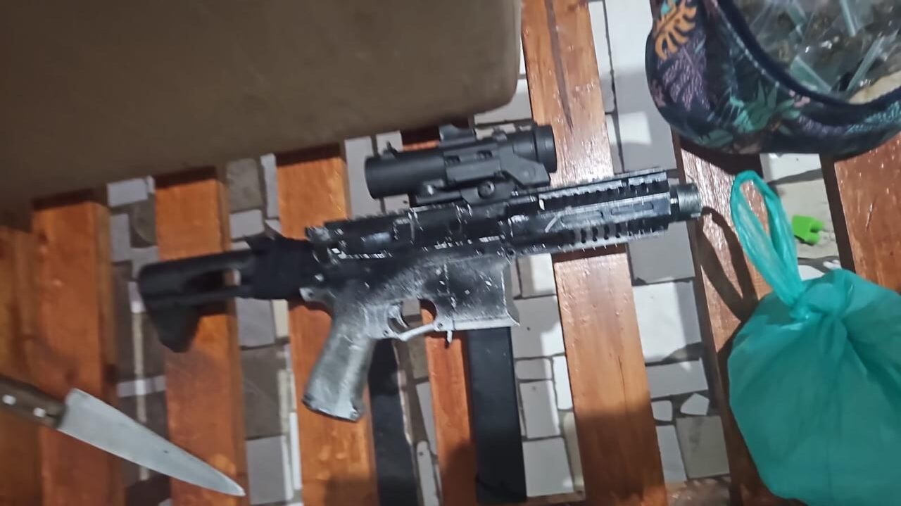 MP prende 9 suspeitos e apreende armas em operação contra tráfico de drogas em cidades do litoral do RN