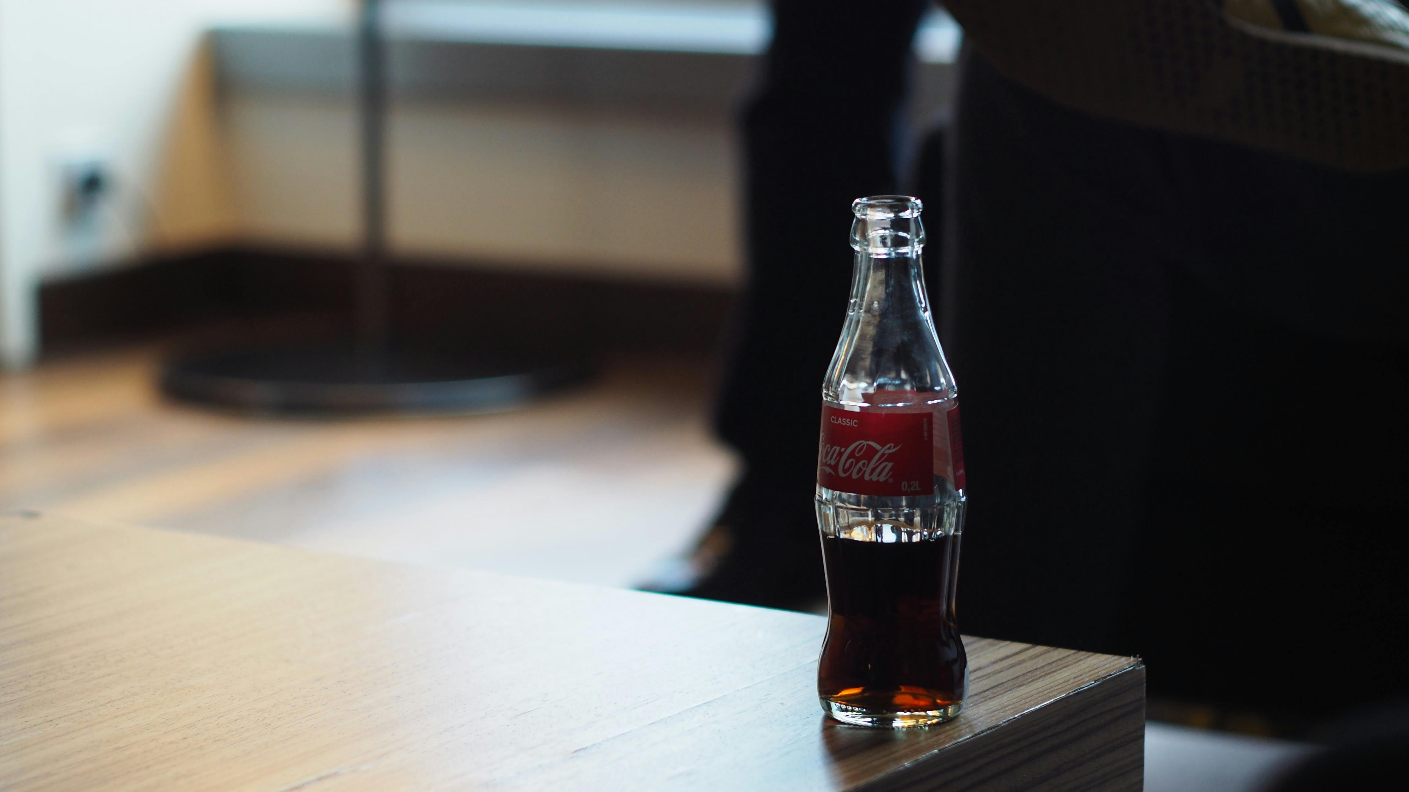 Coca-cola com açúcar da cana, como quer Trump, dependeria do Brasil e ficaria mais cara nos EUA?