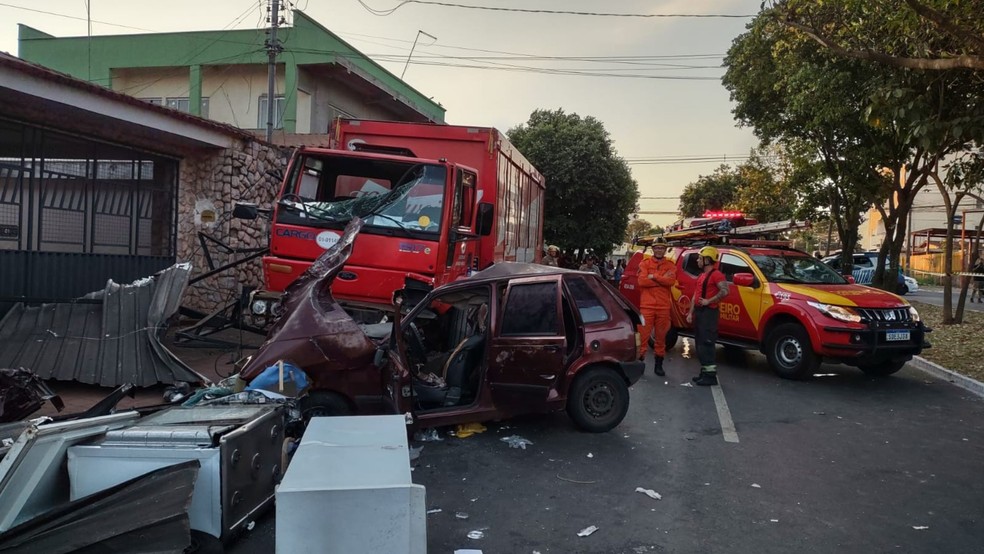 Carro e caminhão bateram violentamente em Aparecida de Goiânia, Goiás — Foto: Divulgação/Corpo de Bombeiros