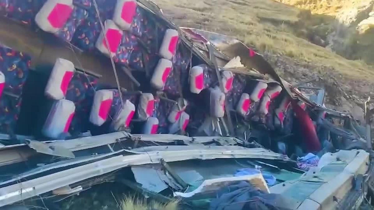 Ônibus cai de abismo e mata 26 pessoas na região dos Andes, no Peru | Mundo