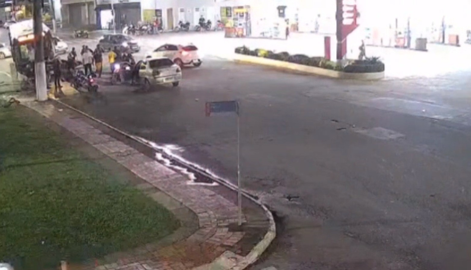 Motociclista morre após colidir com ônibus no Centro de Rio Branco; veja vídeo