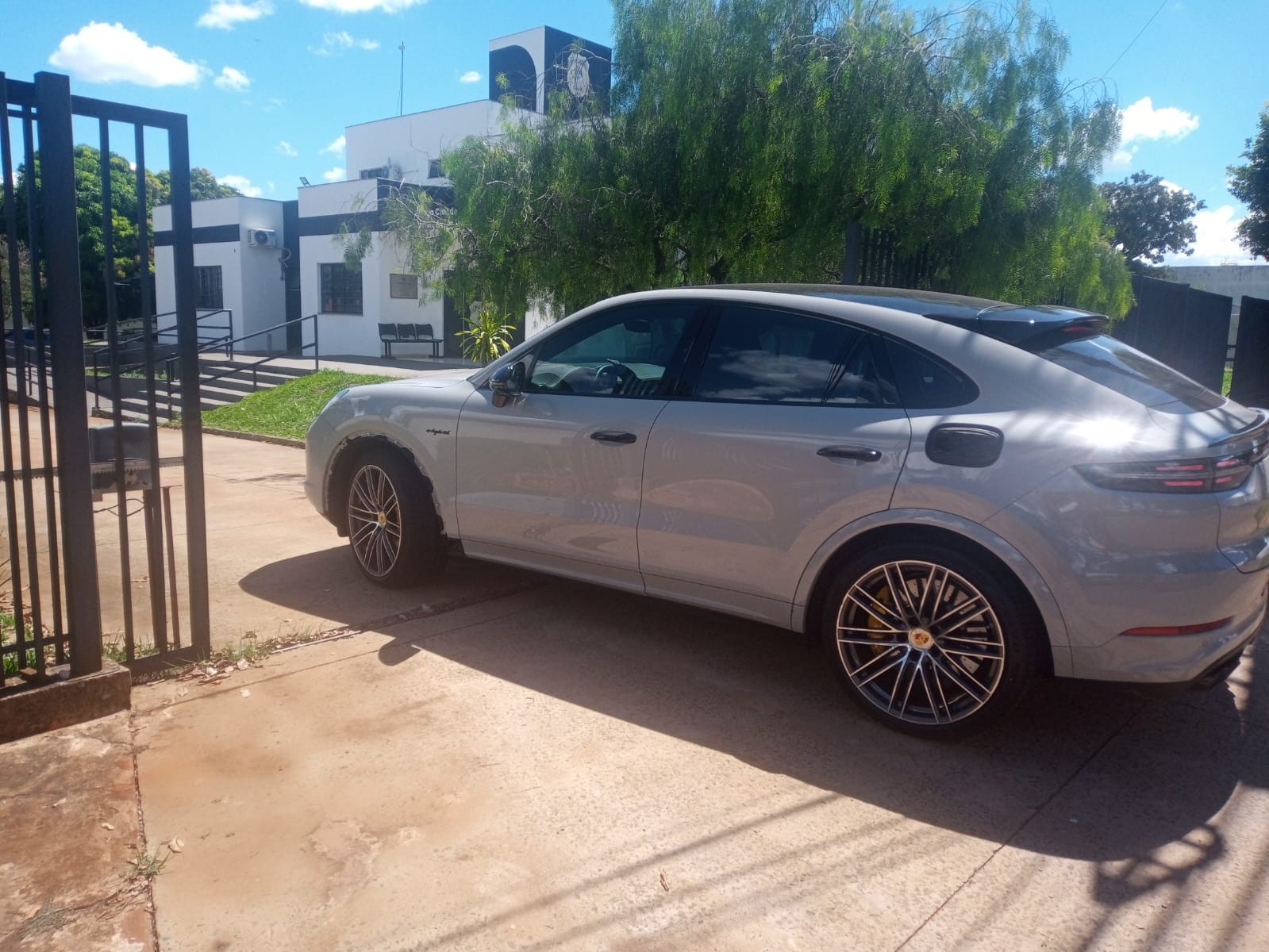 Justiça nega liberação de Porsche que matou motociclista e autoriza a venda do veículo