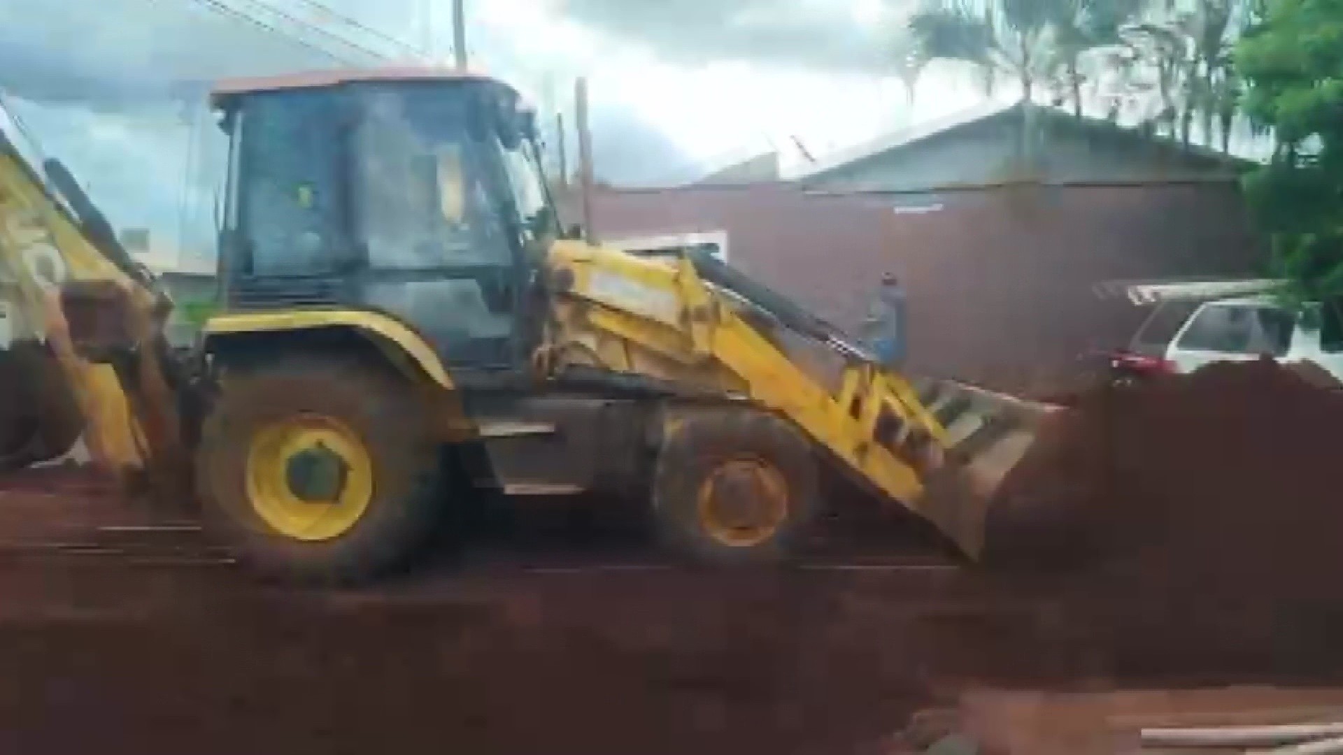 Trio é detido suspeito de usar retroescavadeira para furtar água no interior de SP