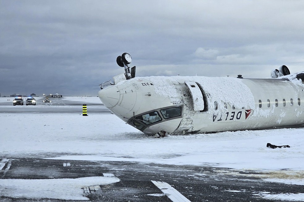 Avião da Delta de cabeça para baixo após pouso no aeroporto de Toronto — Foto: Transportation Safety Board of Canada via AP