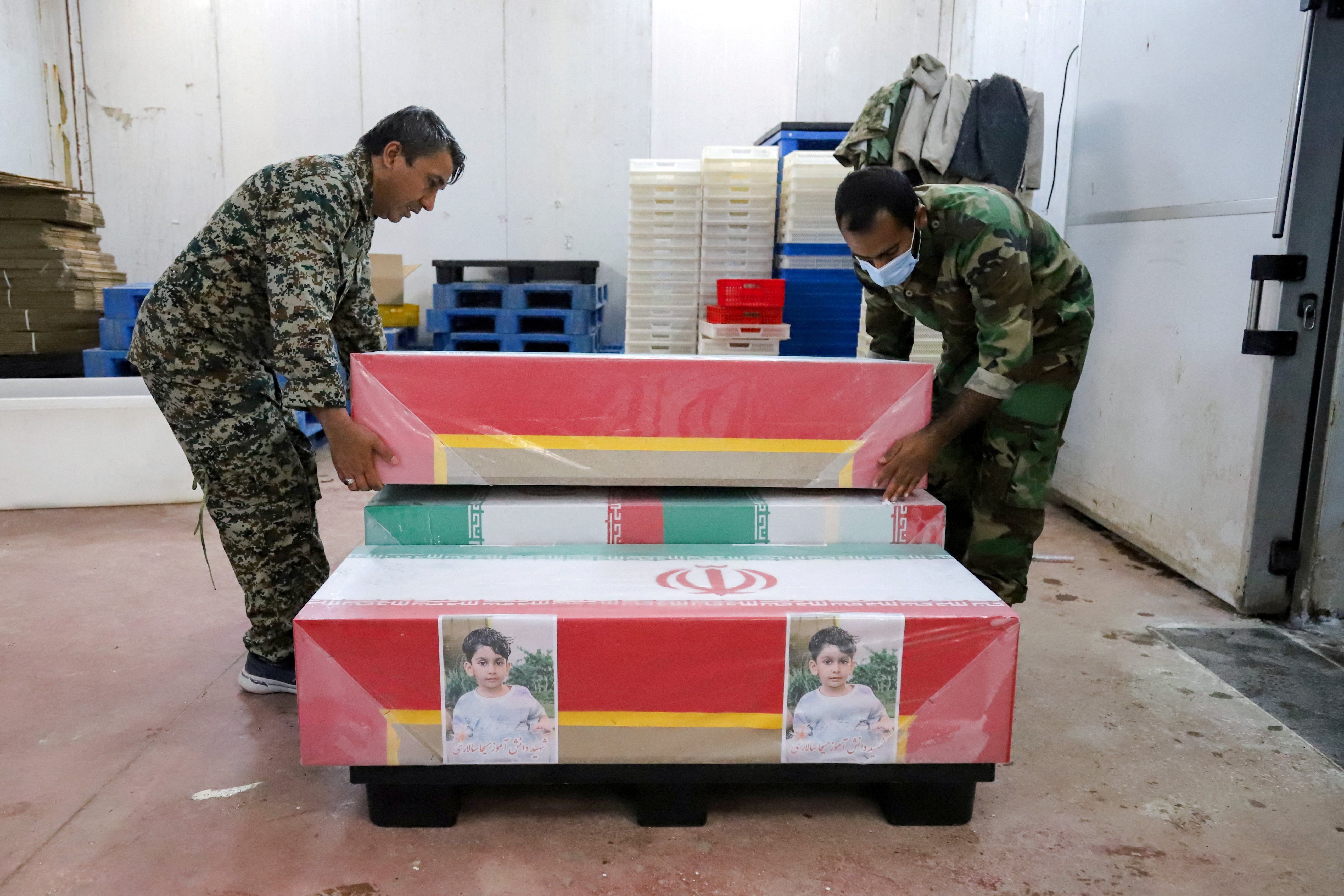 Milhares participam de funeral de estudantes mortas em ataque ao Irã; veja FOTOS e VÍDEO