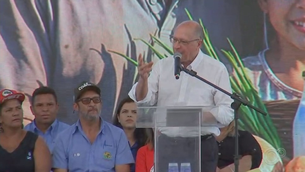 Alckmin, vice-presidente da República, anuncia investimento de R$ 15 milhões em primeira fábrica de leite em pó da agricultura familiar, durante visita a cooperativa de Andradina (SP) — Foto: TV TEM/Reprodução