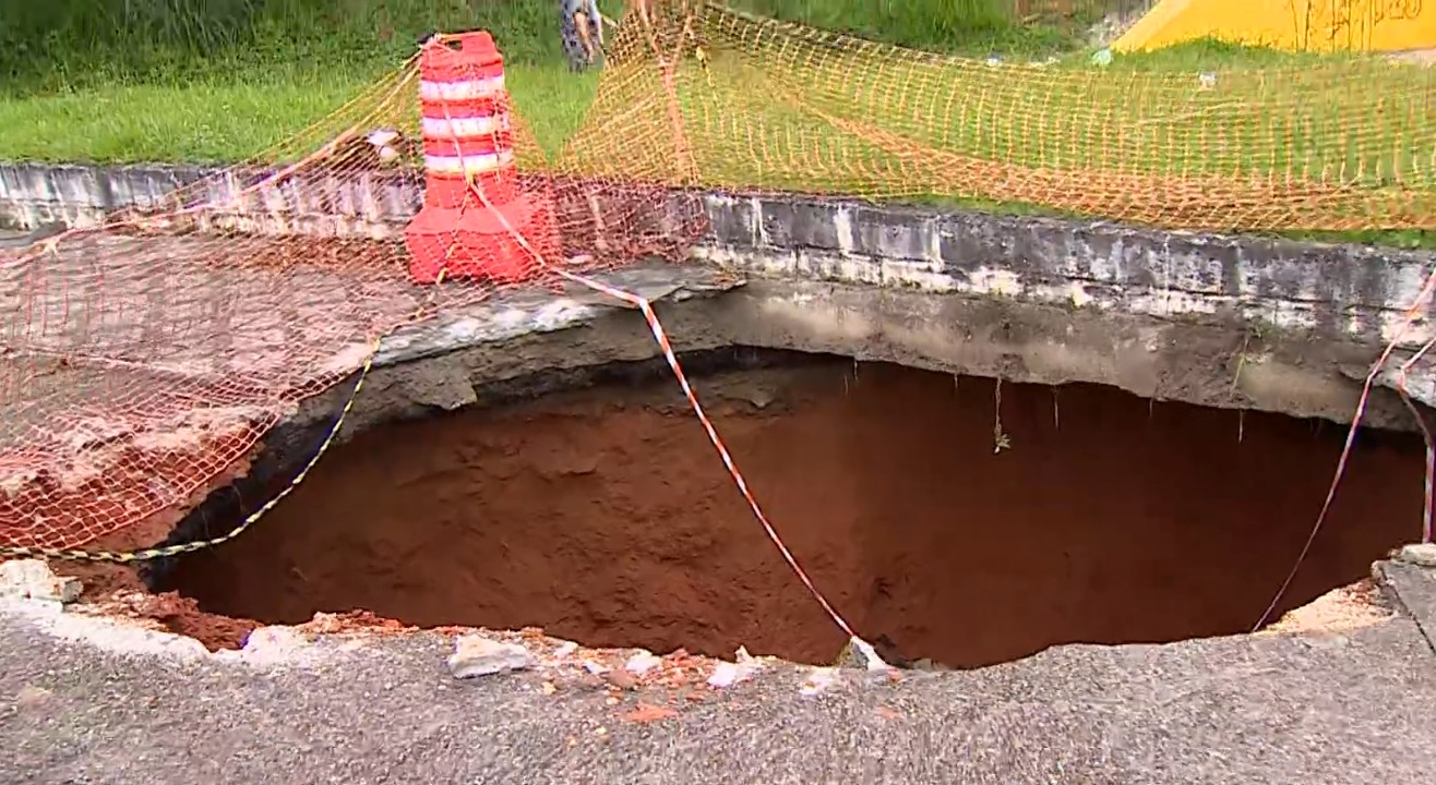 Rompimento em rede de águas pluviais abre buraco na avenida Dom Pedro I, em Taubaté