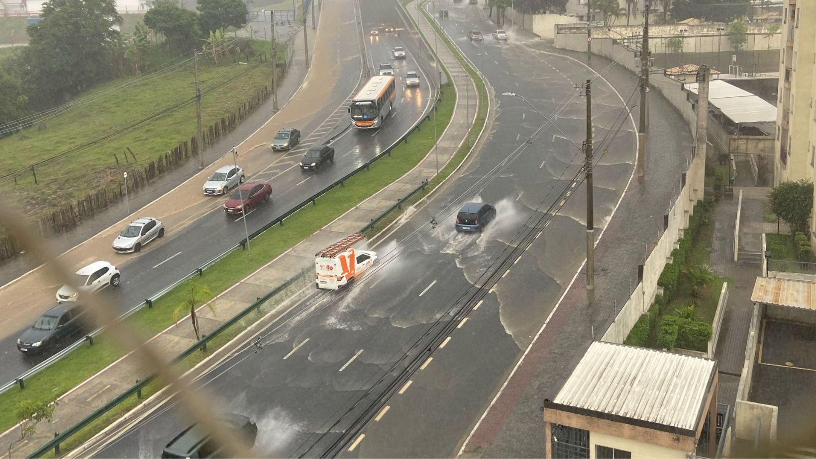 Vídeo: chuva atinge zona leste de São José dos Campos e alaga avenida