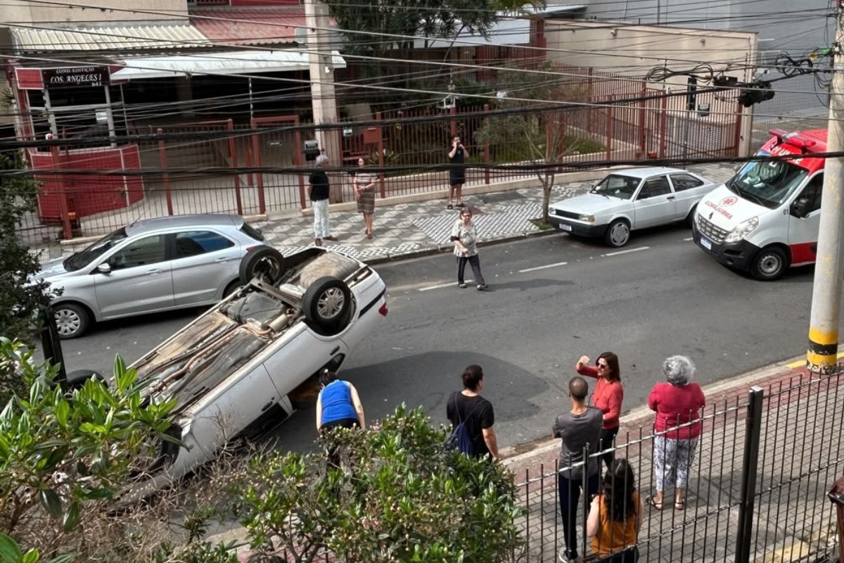 Homem fica ferido após carro capotar em rua do Centro de São José dos Campos