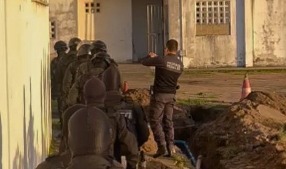 'Operação Controle' transfere suspeito de ordenar os recentes crimes em Feira de Santana — Foto: Divulgação
