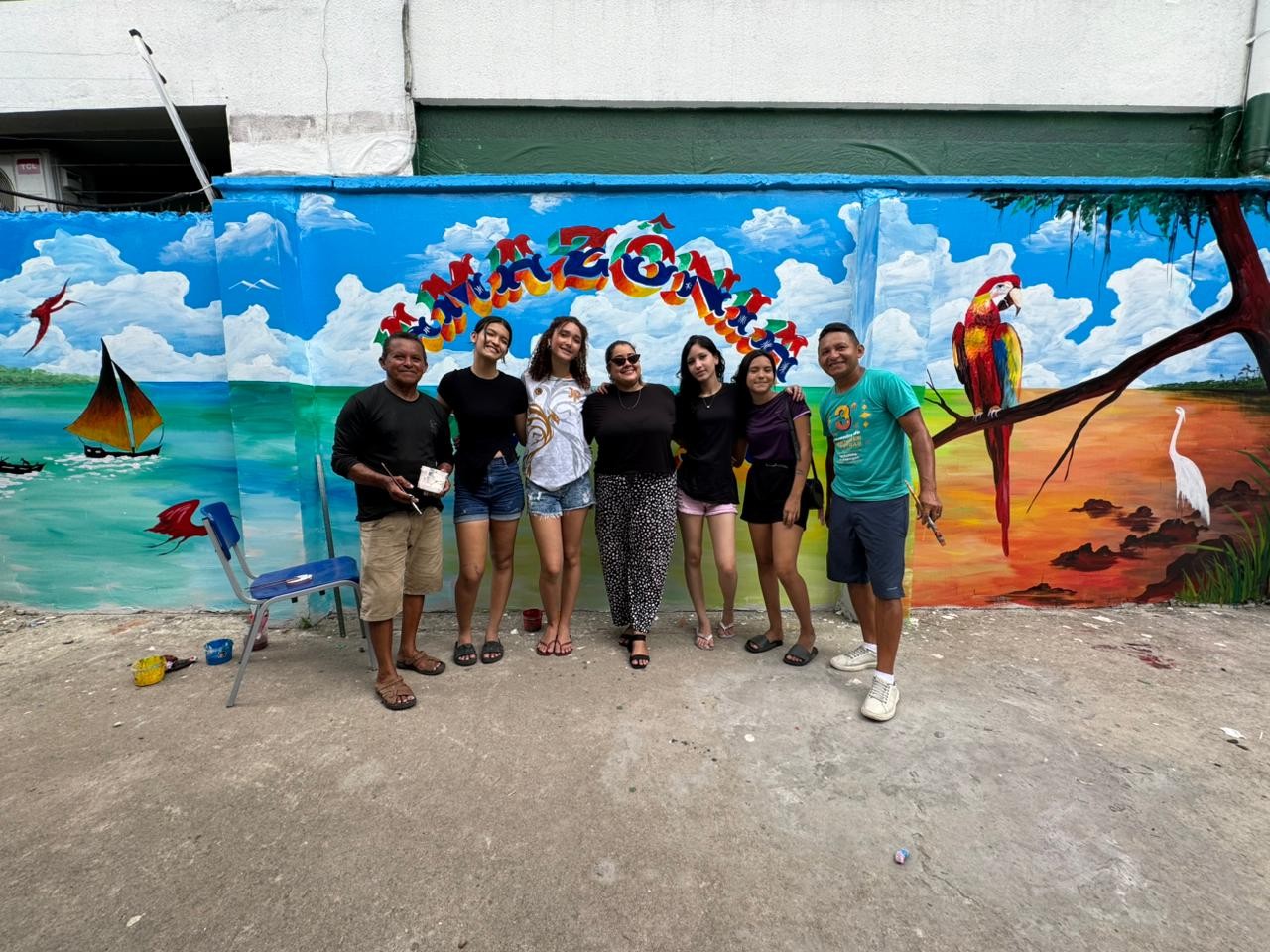 Mural feito por alunos e mestres abridores de letras celebra a cultura ribeirinha em escola pública de Belém