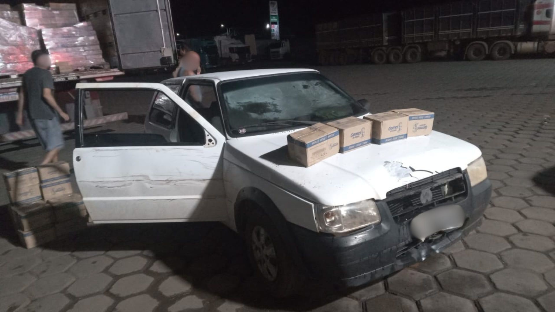 Dupla bate carro em cerca, foge e abandona mais de 1,7 mil latas de atum furtadas em MG