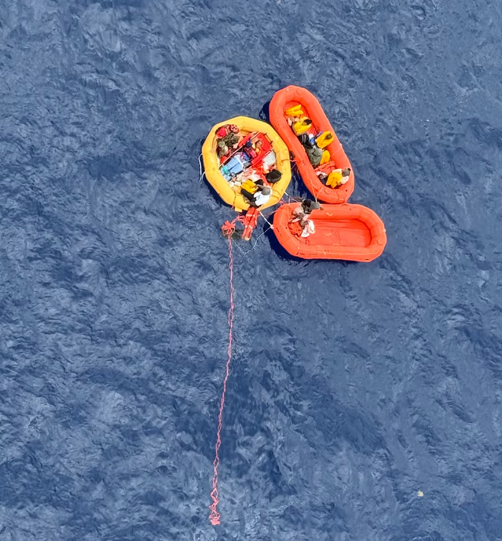 Onze pessoas são resgatadas após queda de avião bimotor no Oceano Atlântico