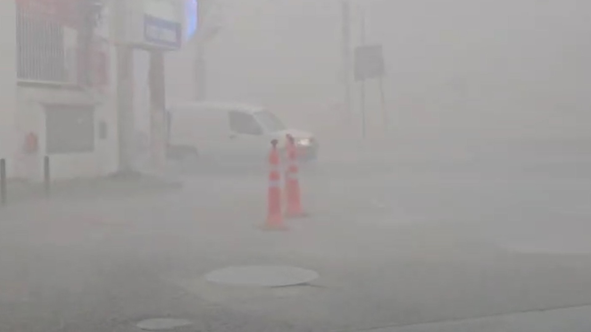 Tempestade provoca queda de árvores, alagamentos e derruba muro em Campinas 