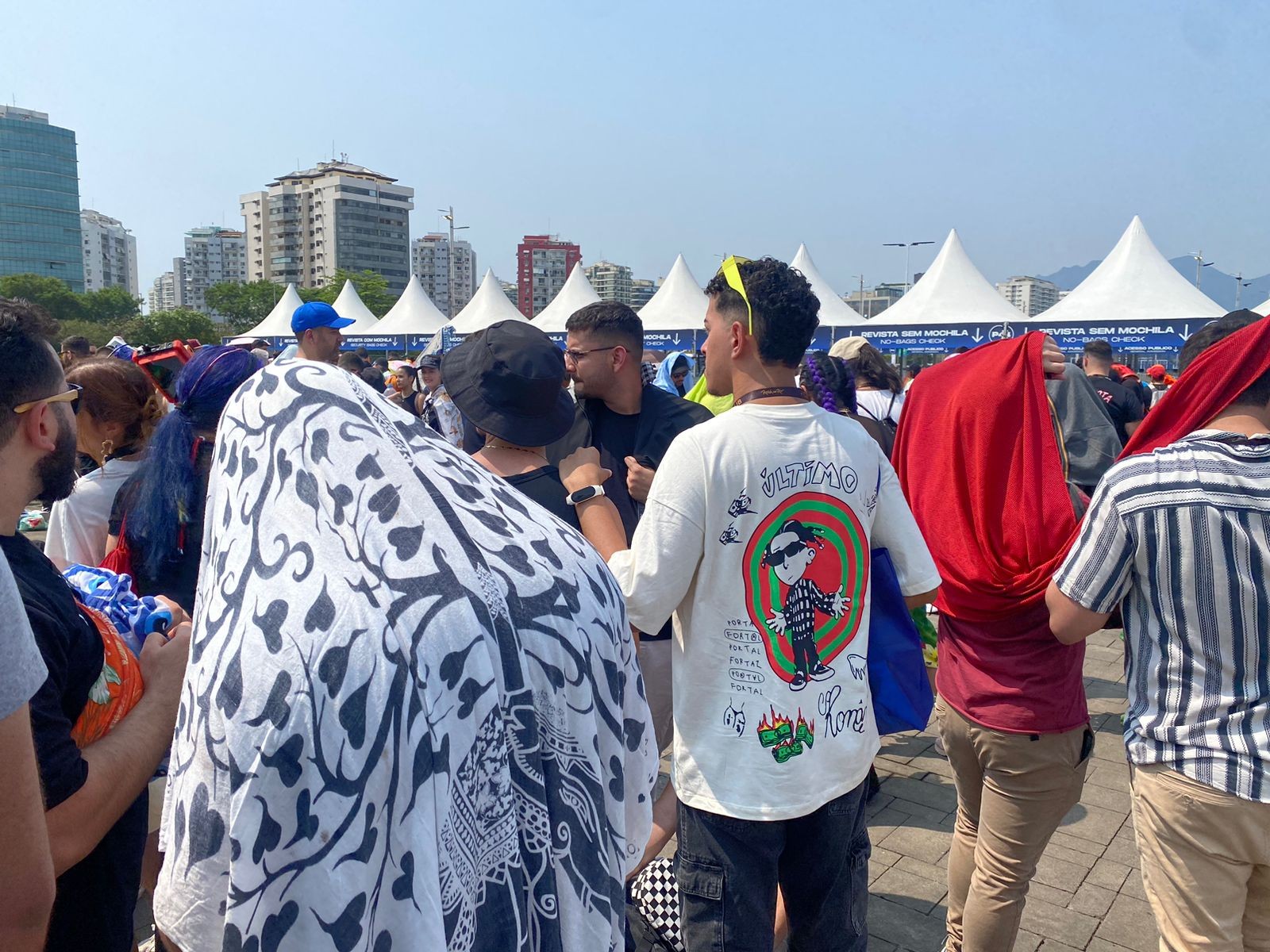 Papel molhado pelo corpo, canga na cabeça e 'chuvinha': as tentativas dos fãs para fugir do calor na fila do Rock in Rio 