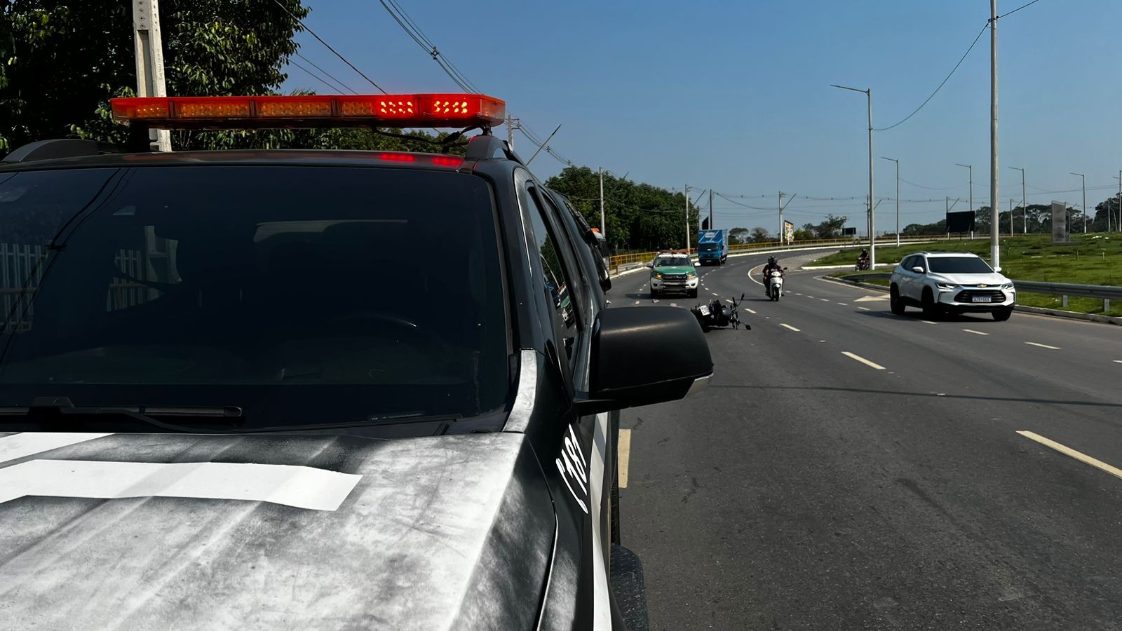 Acidente envolvendo moto e micro ônibus deixa mulher morta e homem ferido na Zona Oeste de Manaus