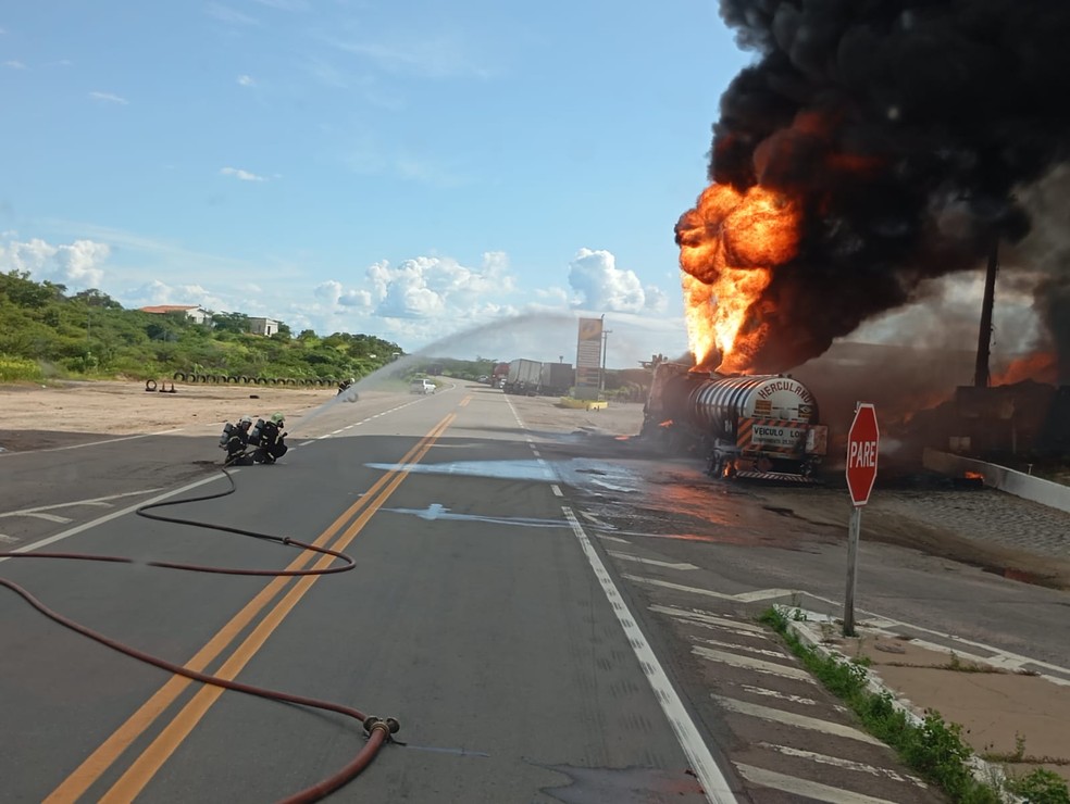 Bombeiros levaram cerca de 2 horas para apagar incêndio em carretas na cidade de Jaguaribara, no interior do Ceará. — Foto: Corpo de Bombeiros/ Divulgação