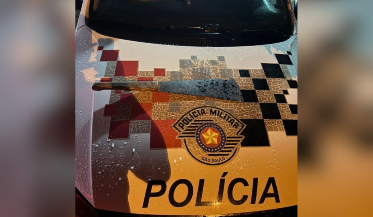 Homem invade casa da ex-companheira armado com facão e acaba preso por violência doméstica no interior de SP