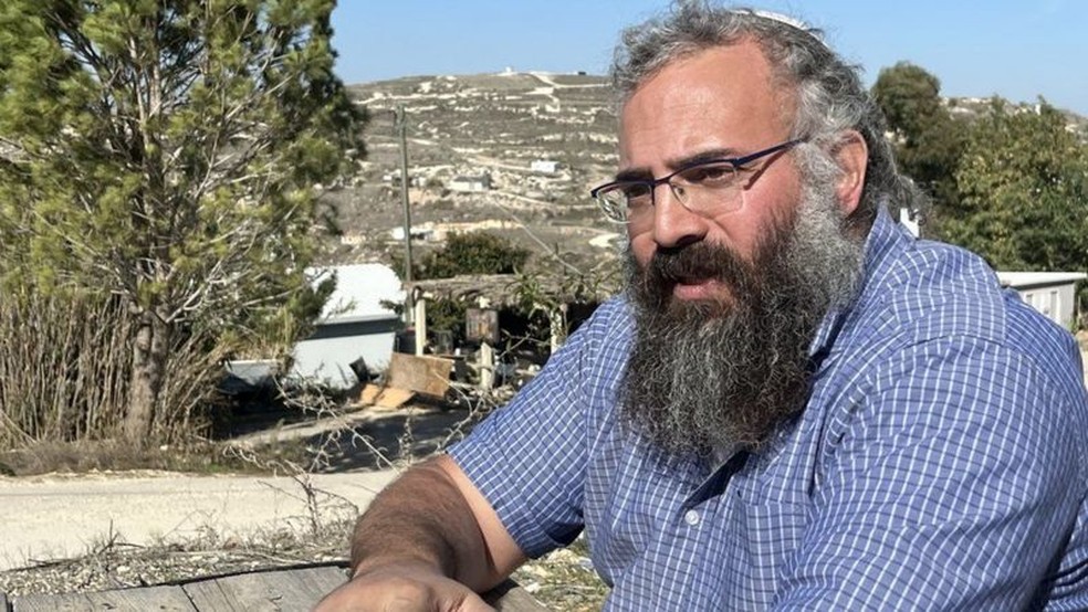 O líder dos colonos Yehuda Simon diz que os palestinos estão sendo impedidos de colher suas azeitonas por razões de segurança — Foto: OREN ROSENFELD via BBC