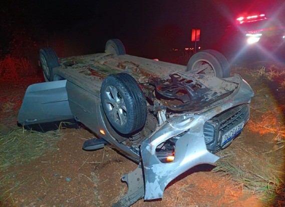 Carro capota depois de passar por cima de anta atropelada na BR-251 em Unaí