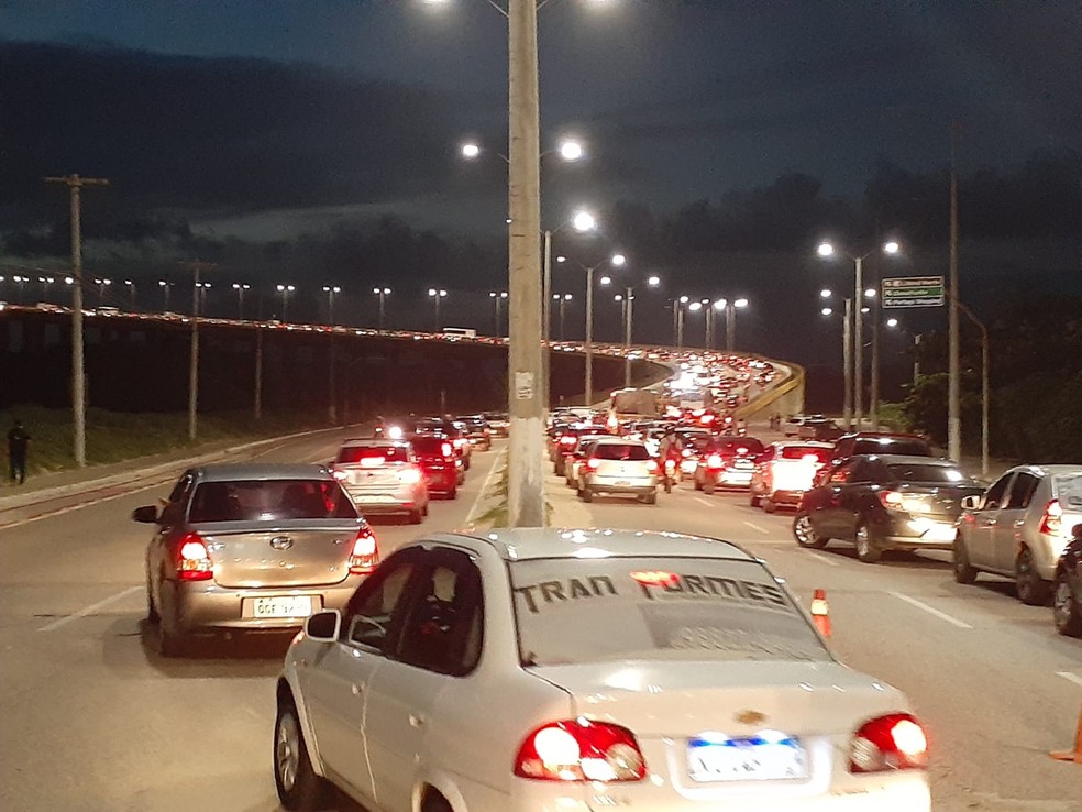 Congestionamento na Ponte Newton Navarro em Natal — Foto: Sérgio Henrique Santos/Inter TV Cabugi