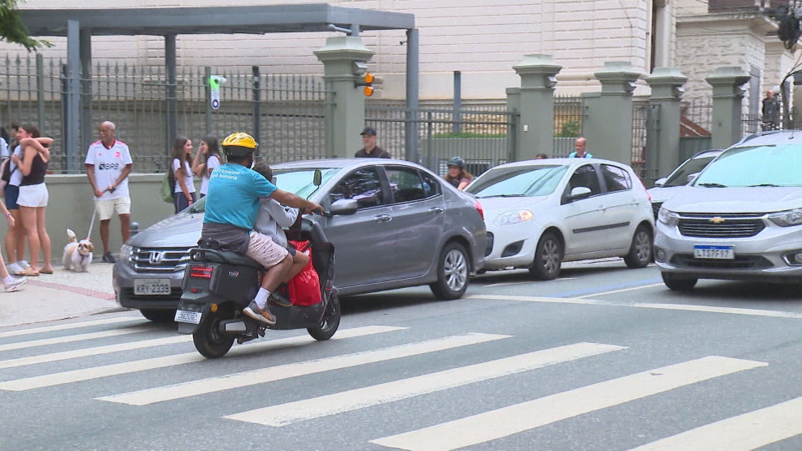 Uma semana após morte de mãe e filho, prefeito do Rio anuncia novas regras para bicicletas elétricas