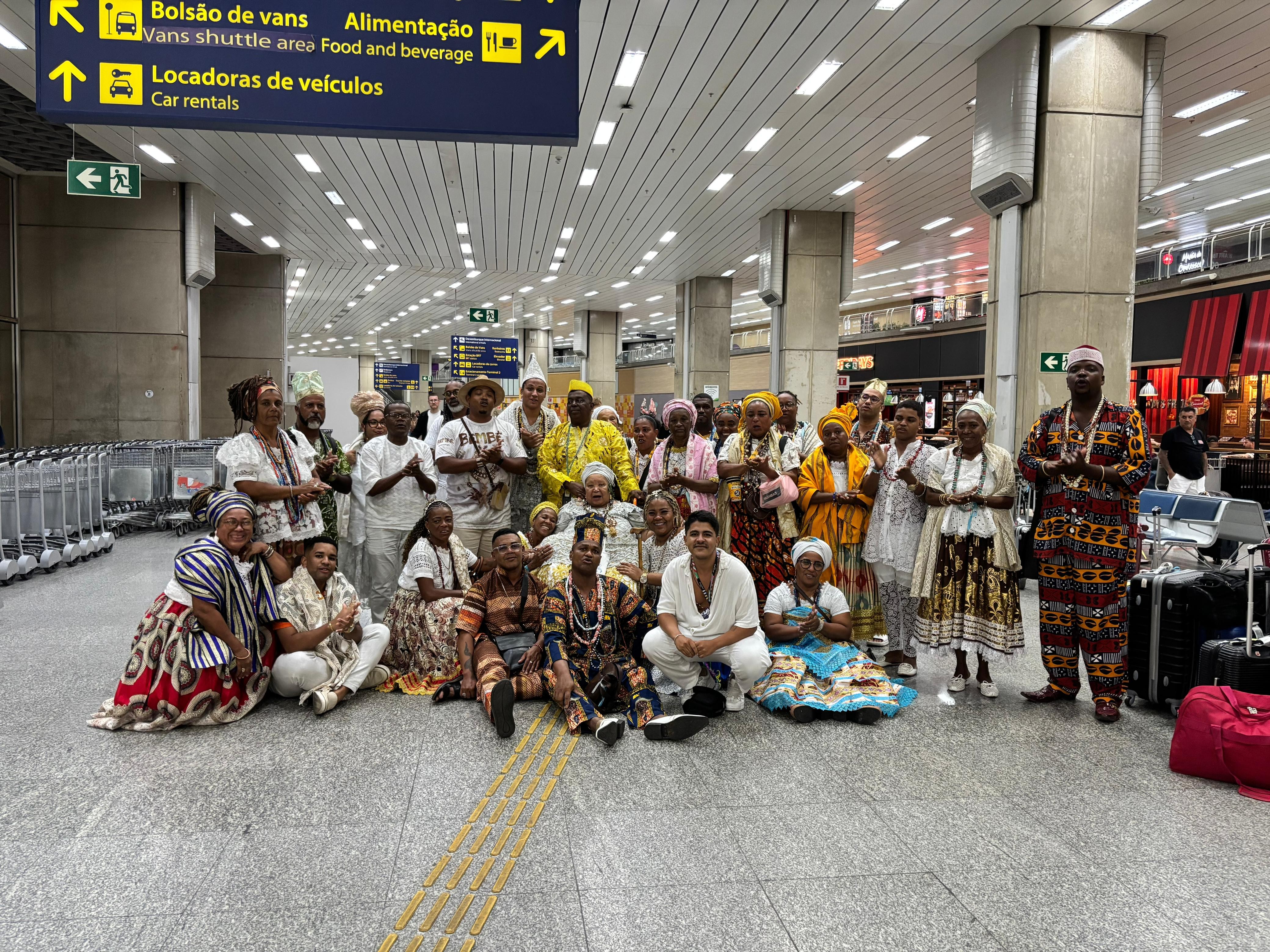 Lideranças do Bembé do Mercado chegam ao Rio para desfile na Beija-Flor