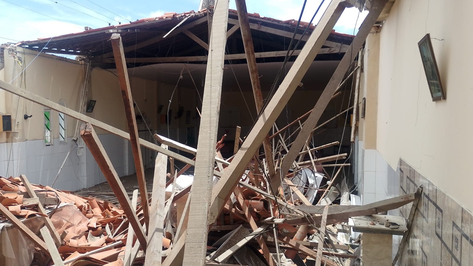 Teto de igreja desaba e destrói parte do prédio em Aracaju