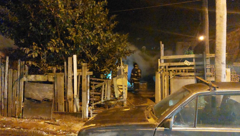 2 de 2
Inc&ecirc;ndio atingiu a casa de madeira em Rubi&atilde;o J&uacute;nior, distrito de Botucatu &mdash; Foto: Defesa Civil / Divulga&ccedil;&atilde;o