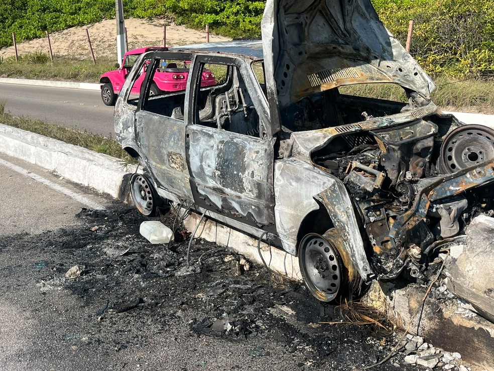Carro destru&iacute;do pelo fogo na Via Costeira &mdash; Foto: Philipe Salvador/Inter TV Cabugi