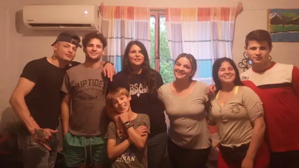 Mercedes Pereira no centro da foto, vestida de preto, com seus filhos — Foto: BBC/SARA MARTÍNEZ