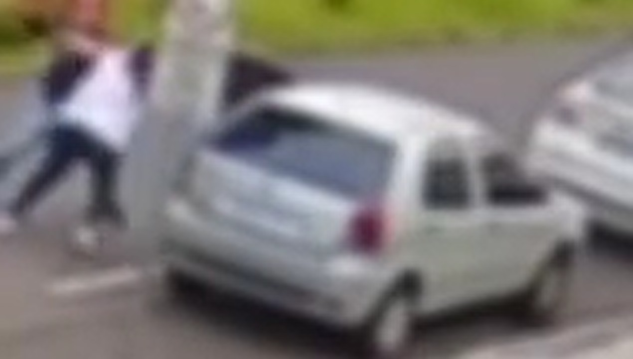 VÍDEO: Ladrão agride professora ao tentar roubar carro da mulher em saída de escola no centro de Ponta Grossa