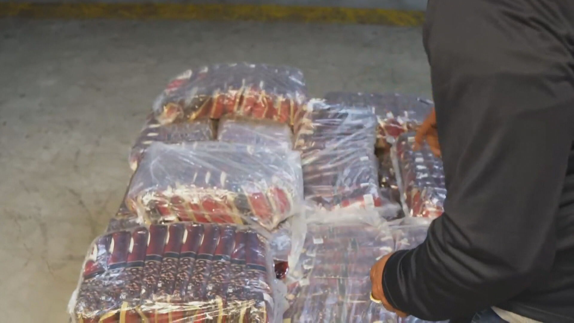 Polícia recolhe 700 kg de pacotes de café que estavam sendo vendidos com teor de impureza acima do permitido no Rio