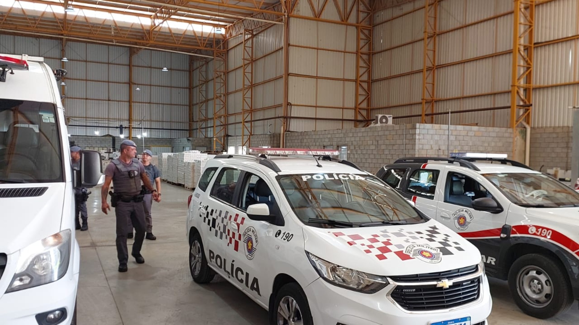 Fábrica clandestina de cigarros é descoberta após denúncia de 'gato' no interior de SP 