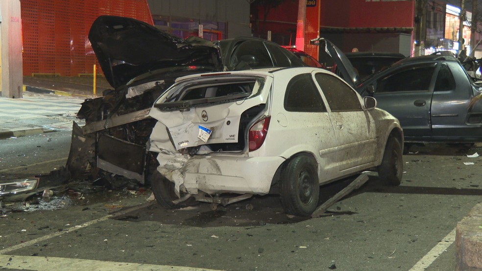 Motorista de Audi perde controle da direção e bate contra carros parados em semáforo — Foto: Marcos Politi/TV Globo