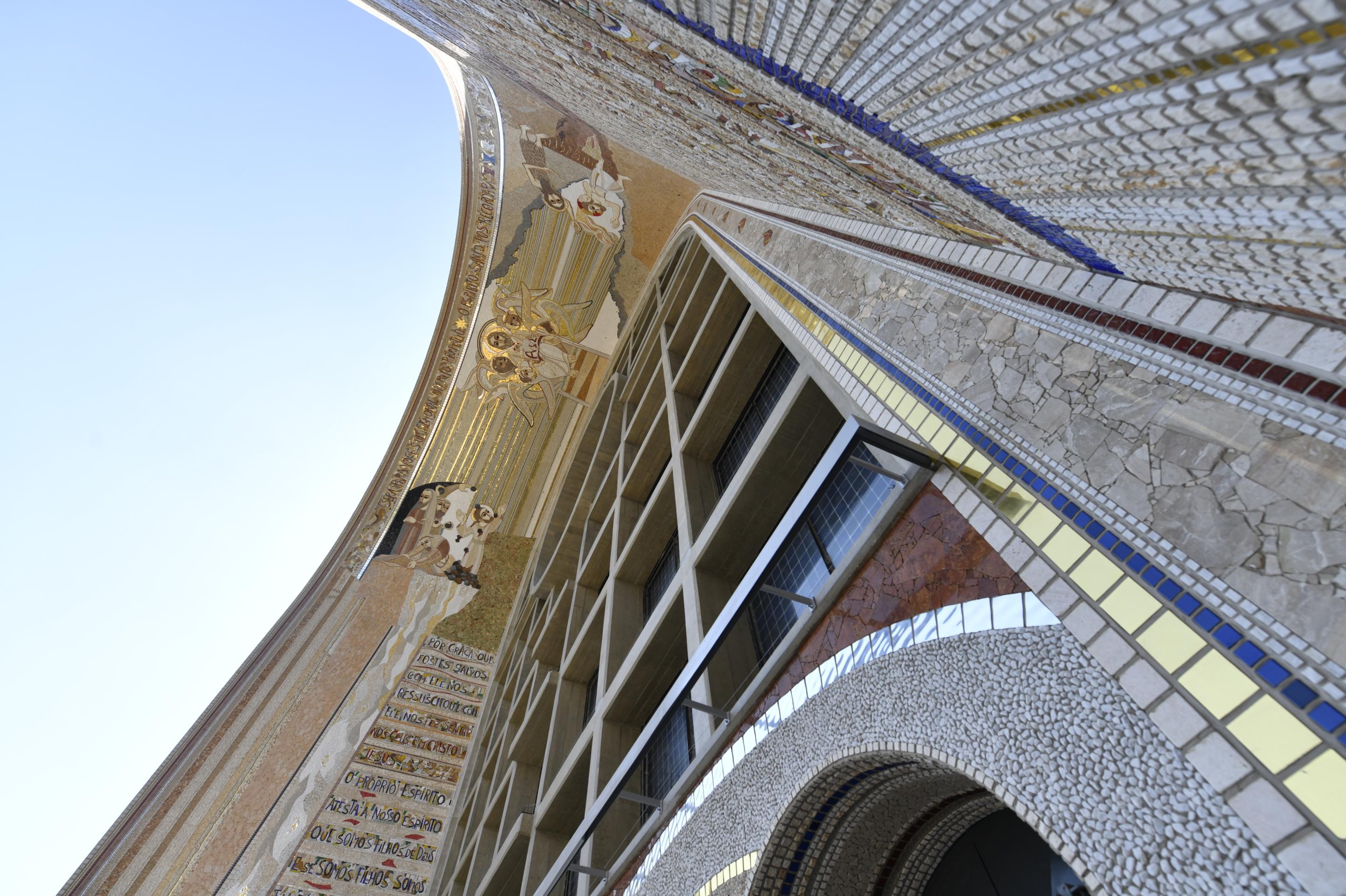 Incrível! Mosaico Gigante no Santuário de Aparecida Revela Histórias Bíblicas com 350 Toneladas de Pedras