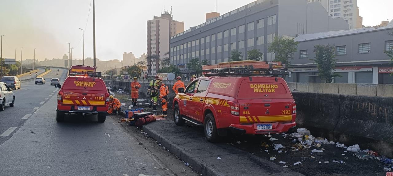 Homem cai no Ribeirão Arrudas e é resgatado por bombeiros no Centro de BH