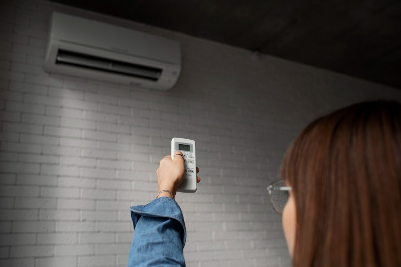 Ar-condicionado no calor de Cuiabá: aparelho ligado 8 horas por dia pode acrescentar mais de R$ 200 à conta de luz
