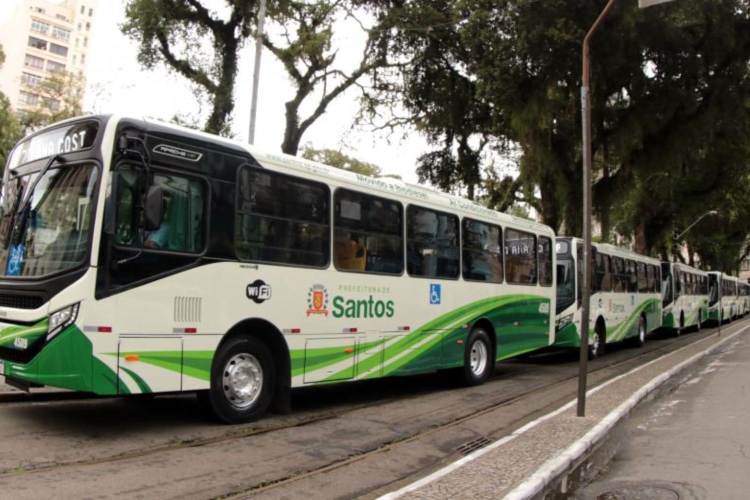 Santos, SP, recebe 18 novos ônibus e frota reduz emissão de gases
