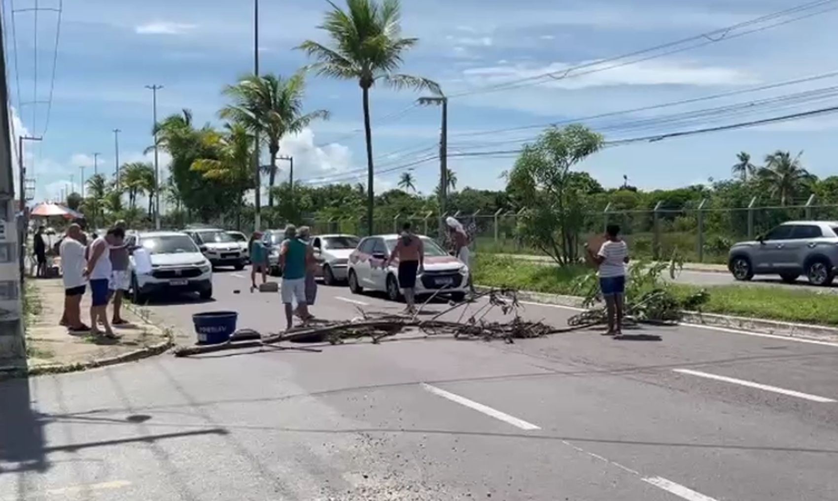 Moradores protestam por falta de água em Aracaju e Iguá denuncia sabotagem em registros