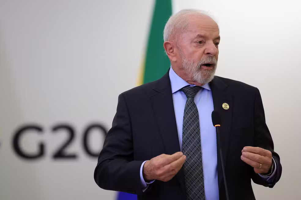 O presidente do Brasil, Luiz In�cio Lula da Silva, fala durante uma coletiva de imprensa no segundo dia da C�pula de L�deres do G20 em Joanesburgo, �frica do Sul, em 23 de novembro de 2025. � Foto: Esa Alexander/Reuters