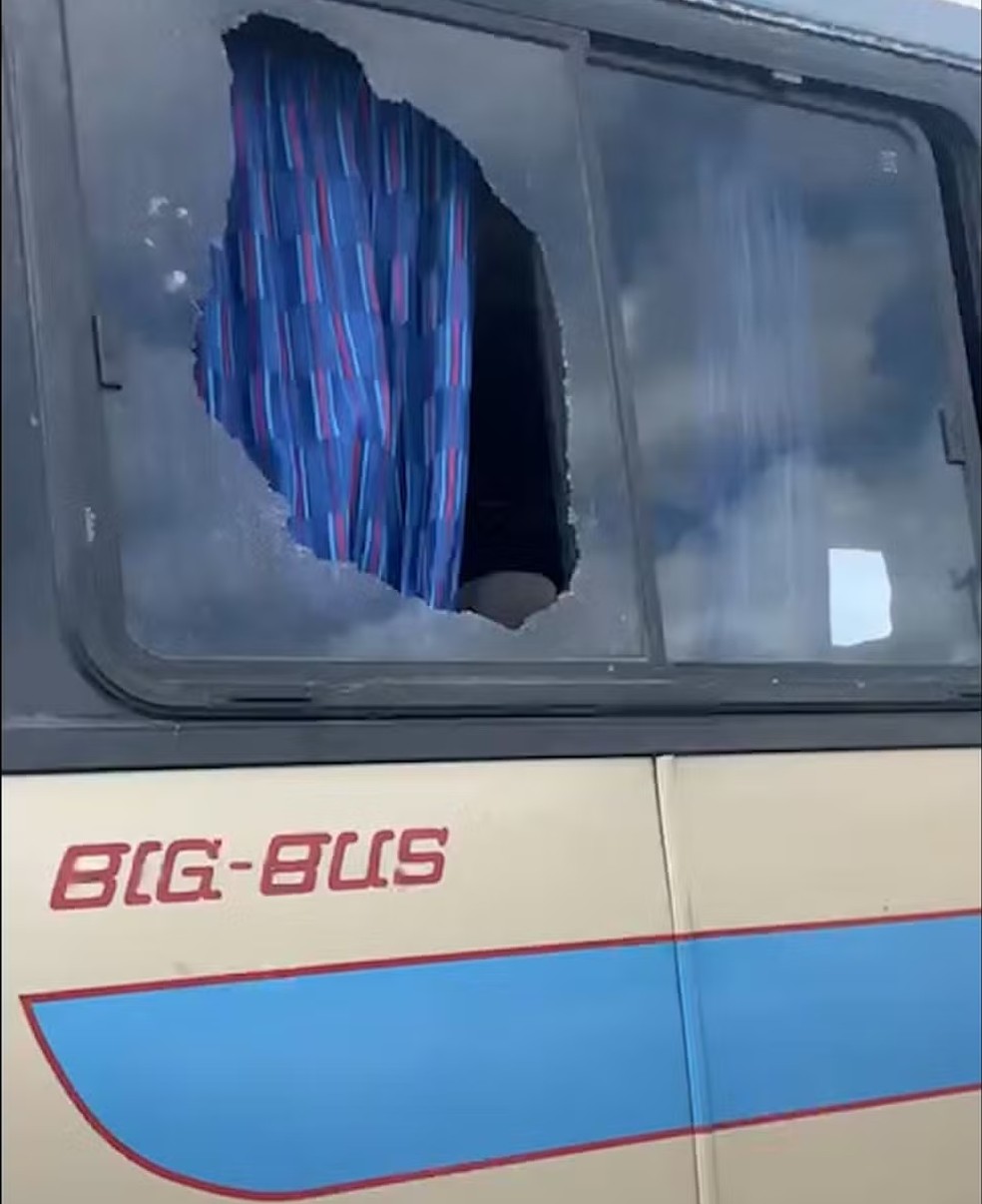 Ônibus com torcedores do Sousa foi atacado com pedras, rojões e outros objetos cortantes — Foto: Reprodução/TV Paraíba
