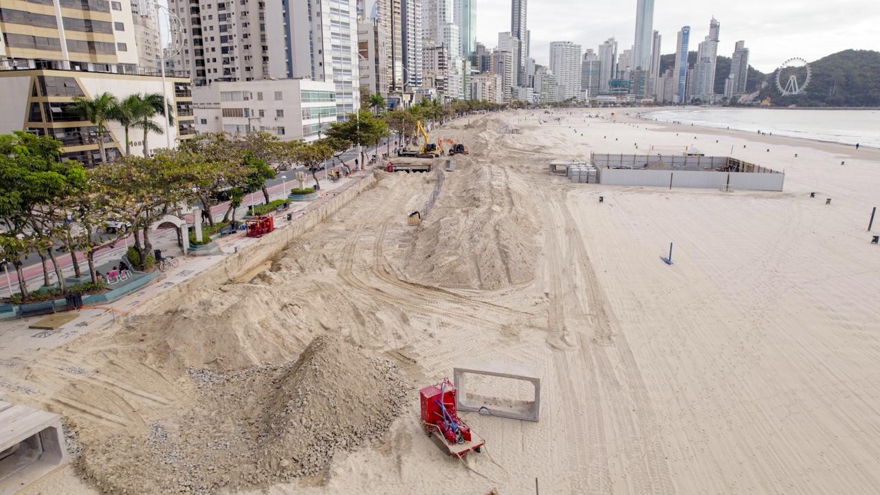 Como Balneário Camboriú planeja peneirar areia de praia turística que passou por obras