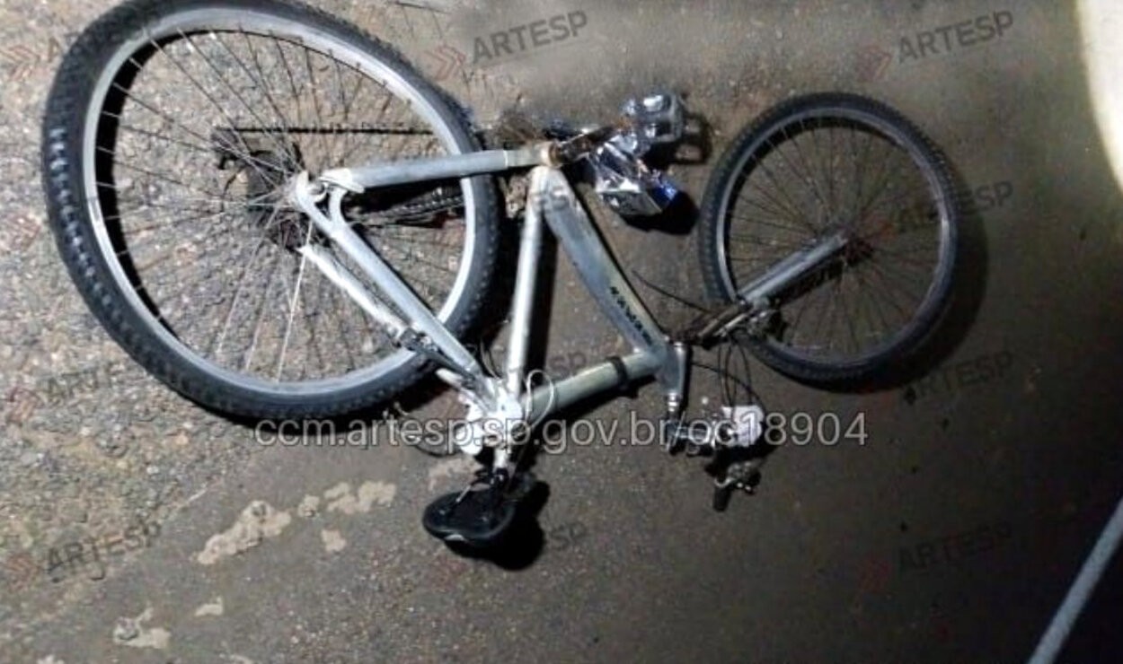 Ciclista morre após ser atingido no acostamento e motorista foge no interior de SP
