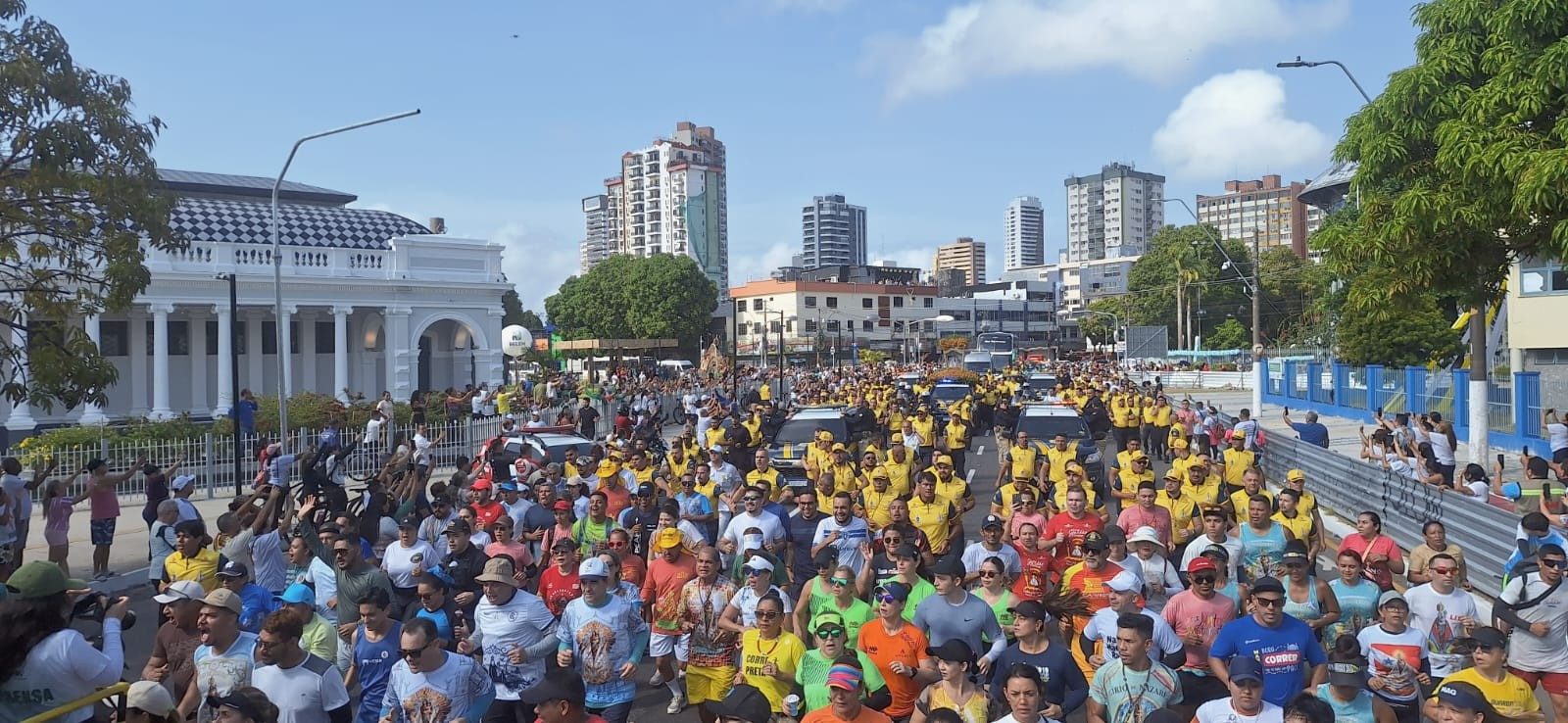Círio 2025: Imagem peregrina de Nª Sª de Nazaré percorre ruas da Grande Belém na mais extensa procissão 