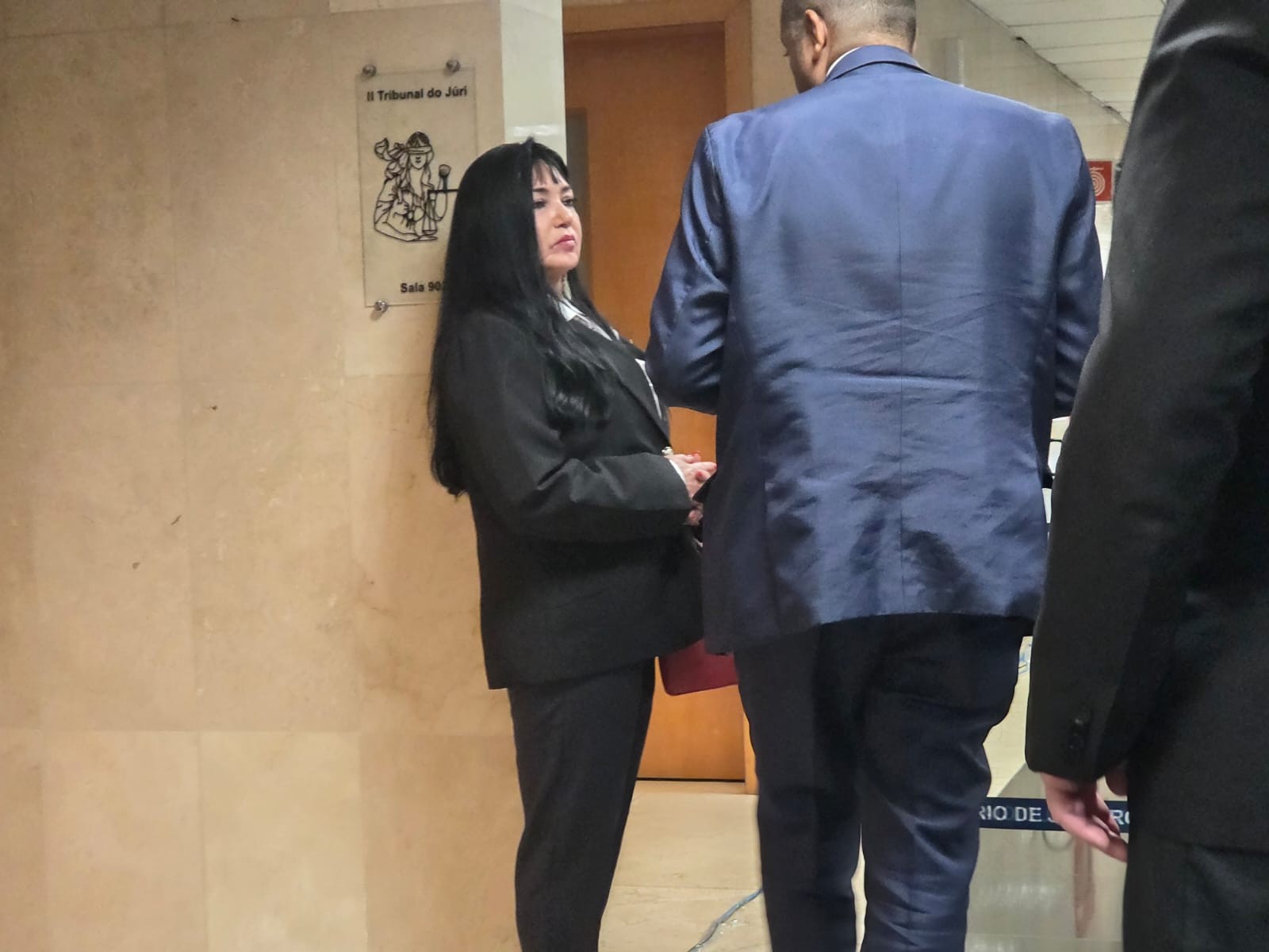 Advogada é retirada do plenário sob suspeita de observar anotações de jurados do caso Henry; ela nega 